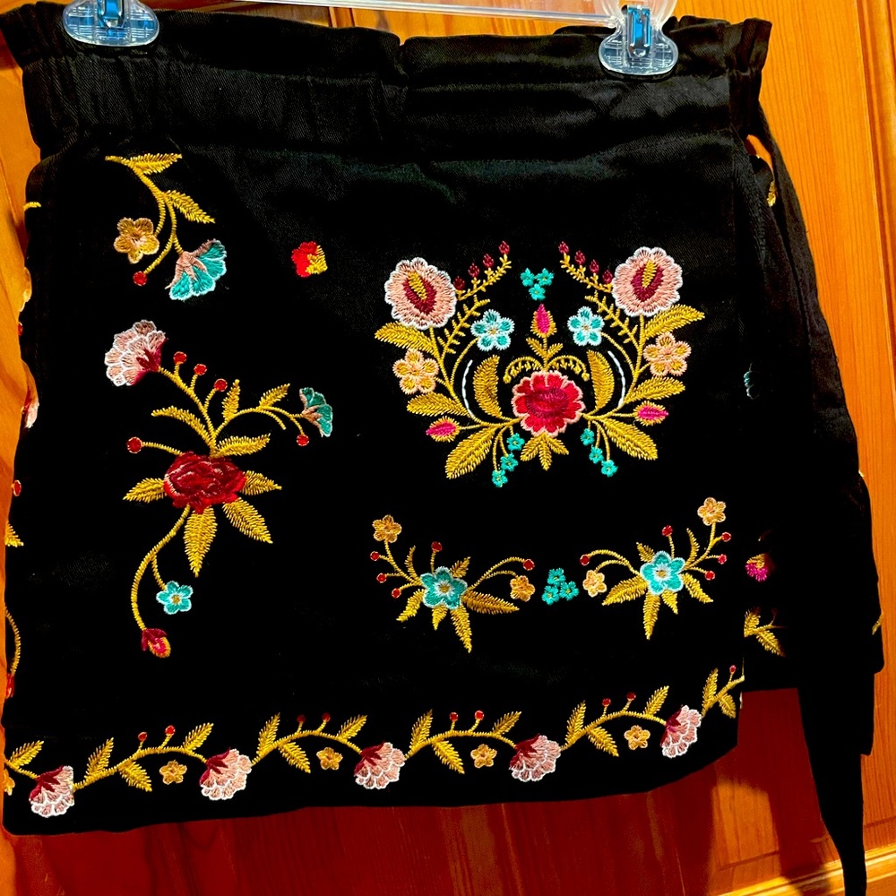 VELZERA EMBROILED SKORT